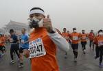 В Китае бежали марафон в масках